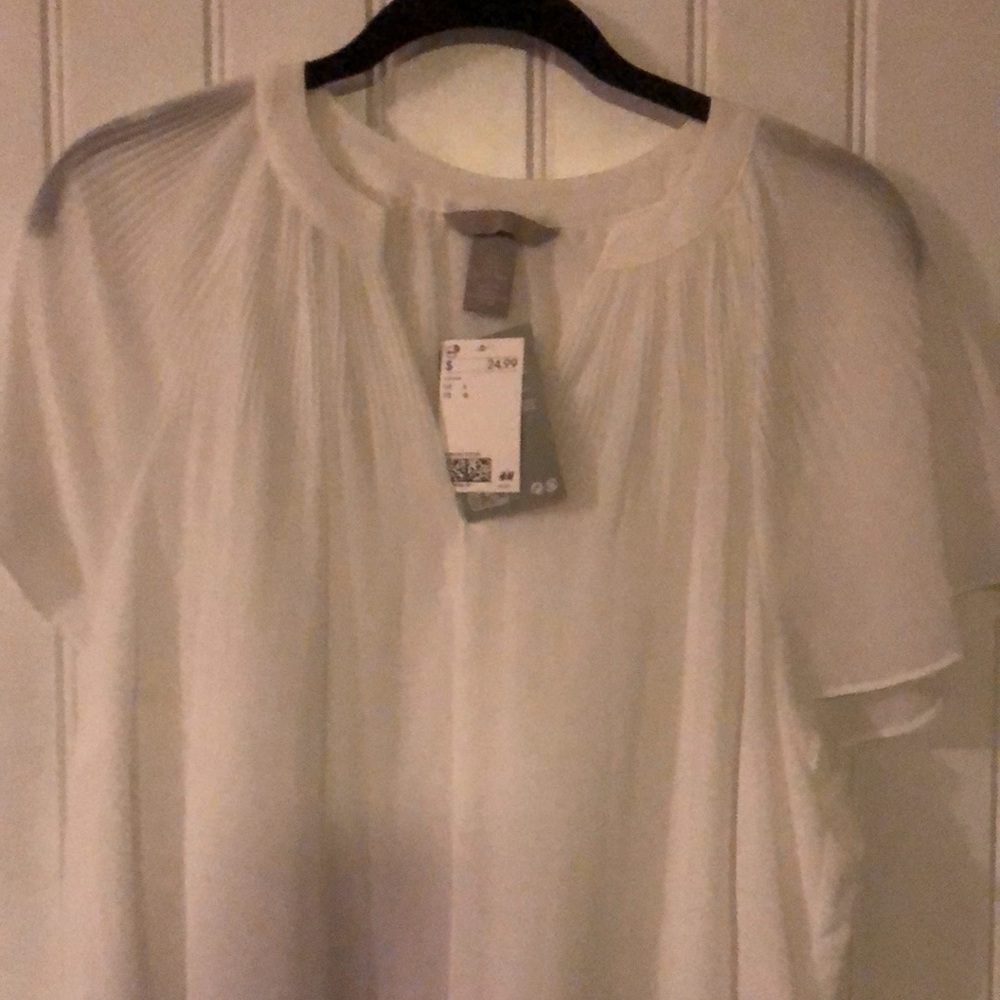 H&M white top. Accordion across shoulders w/ v neck. Large